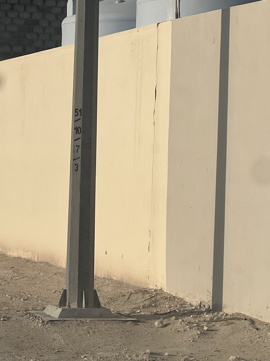 Mf1055Qatar's tweet photo. @AshghalQatar هذا بعيد عن السور تقريبا نصف متر ممتاز ليه الاختلاف في التصميم بين شارع واخر هذا دليل لايوجد عن المصمم الحس الامني ومايترتب عليه سهولة الوصول الى المنزل https://t.co/Ml4S90UHIc