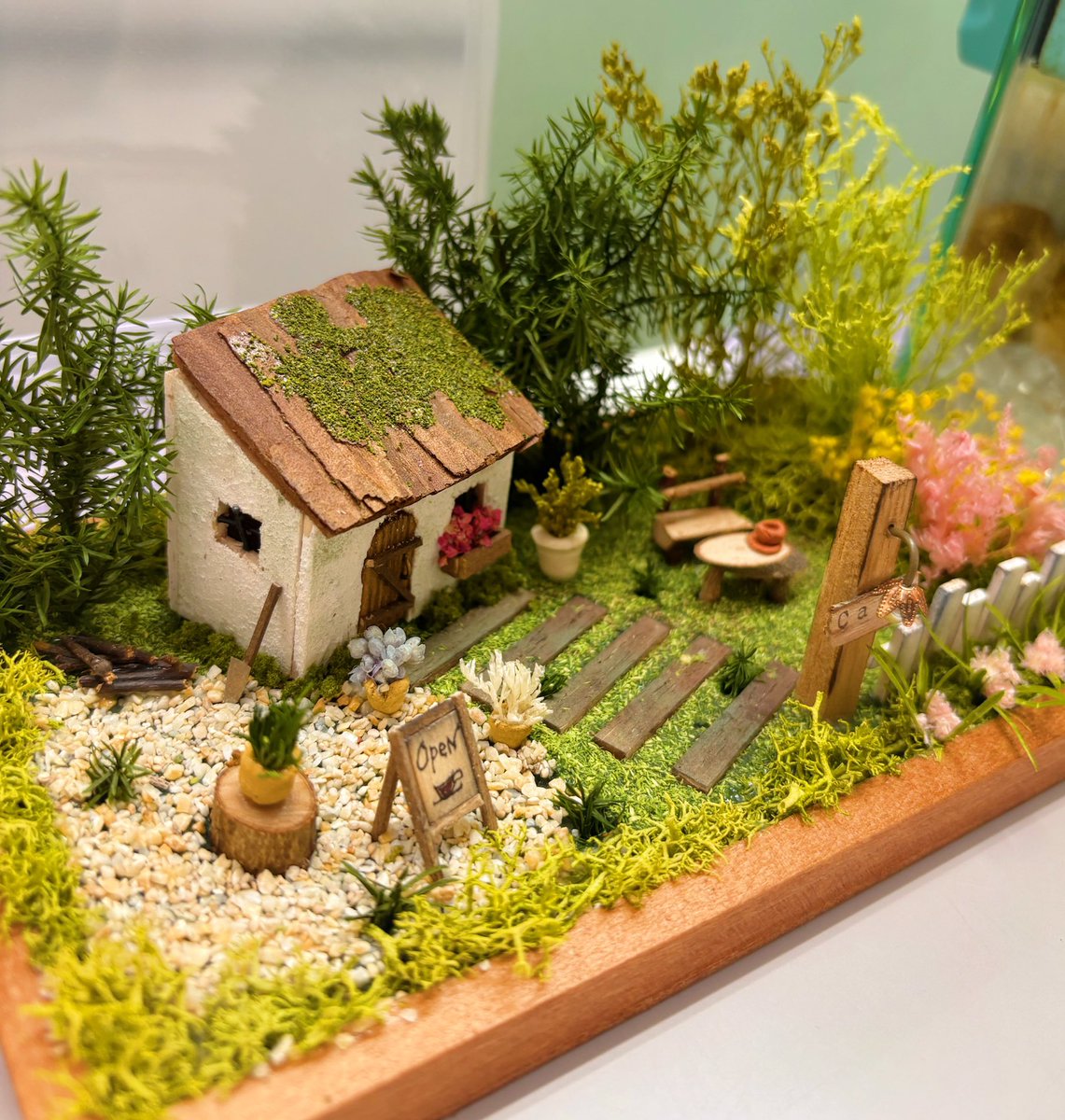 ema_inasaki's tweet photo. ゲームMiniature Land @WarmingApp のミニチュアを手掛けられている@komakomagarden 様の作品をお迎えさせて頂きました🥰✨

細部まで可愛くて素敵すぎる…🥹❣️
草木は本物のドライ草花🌷

小さな世界の中に物語がぎゅっと詰まっていてずっと眺めていたい💕
素晴らしい作品をありがとうございます🥹✨ https://t.co/1CIIU63TNm
