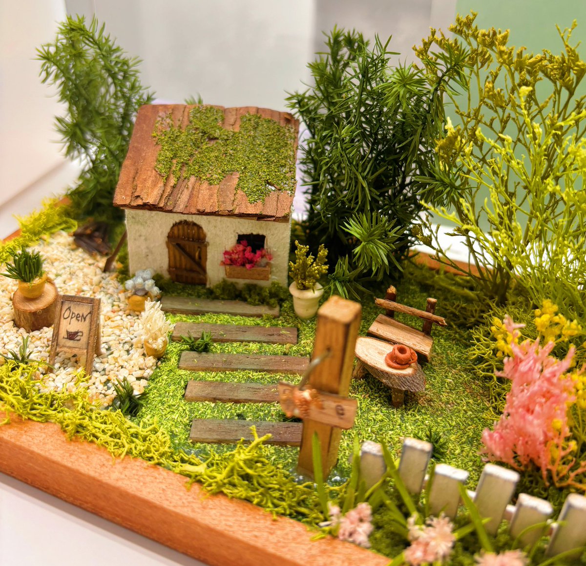 ema_inasaki's tweet photo. ゲームMiniature Land @WarmingApp のミニチュアを手掛けられている@komakomagarden 様の作品をお迎えさせて頂きました🥰✨

細部まで可愛くて素敵すぎる…🥹❣️
草木は本物のドライ草花🌷

小さな世界の中に物語がぎゅっと詰まっていてずっと眺めていたい💕
素晴らしい作品をありがとうございます🥹✨ https://t.co/1CIIU63TNm