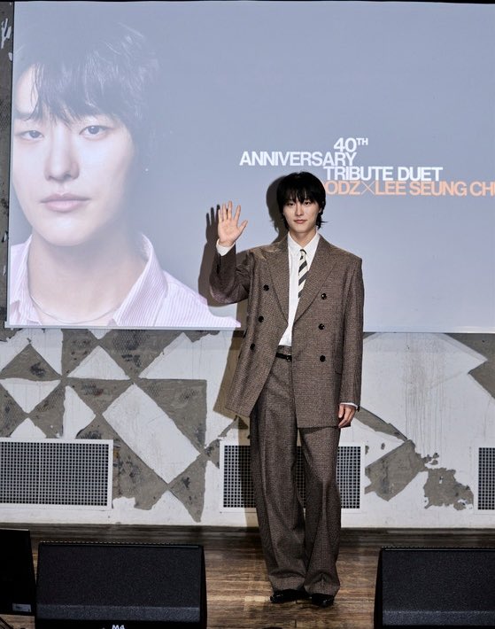 sinsasag's tweet photo. 260929 이승철 40주년 기념 앨범 '우리만의 이야기' 음감회

ami alexandre mattiussi

Brown Double Breasted Hound Tooth Wool Blazer

Brown hound tooth balloon fit wool trousers

White cotton army de shirt

Black striped cotton and silk tie

#WOODZ #조승연 https://t.co/VbOoj3aefu
