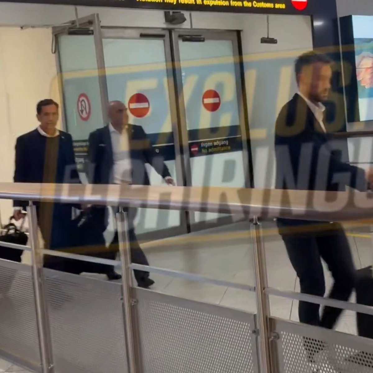 TouchlineX's tweet photo. 🚨 𝗕𝗥𝗘𝗔𝗞𝗜𝗡𝗚: The Portuguese FA President has ARRIVED in Copenhagen for EMERGENCY MEETING as the relationship between Portugal coach Jorge Jesus and Cristiano Ronaldo is tense right now.

— @elchiringuitotv https://t.co/ZxXvSdM3iP