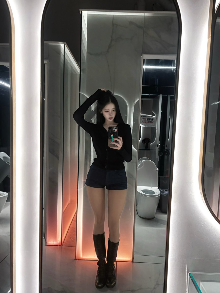 bomdaeng_ii's tweet photo. 여기 거울 뭐임… 왜 이렇게 잘 나와 🖤 https://t.co/mApbYBijU1