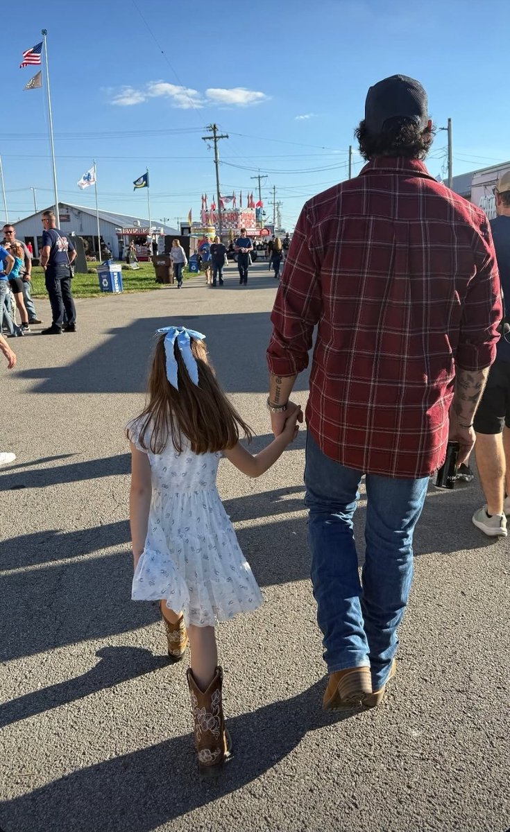 EversForgeworks's tweet photo. ❤️ Things have been rough for me this year... for awhile even. She has no idea, and by God's grace im working around the clock to make sure she hasn't a clue. 

Christ, The Holy Mass, your Mother, 4H, art, dancing, friends and snacks ...  
That's all there is buggie. 
Dad is trying. I love you.