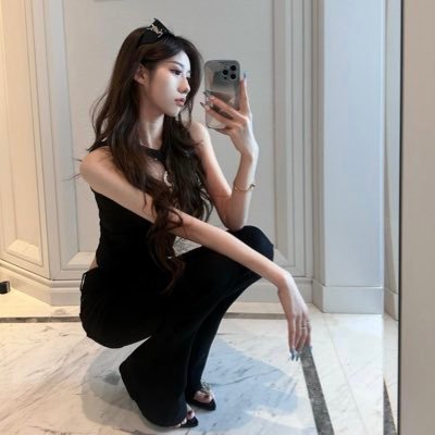 natalie27xu2's tweet photo. 老娘最后再说一遍，我不要门啊，我要什么门啊，想视频直接告诉我，我看到就发了，只是一直发不完啊，不需要你们支持我什么，点个赞留言 111就好了。 https://t.co/jkSJodb7l5