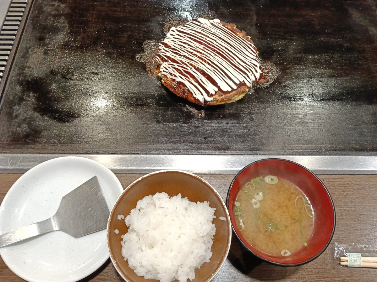 pomumu777's tweet photo. やっぱ大阪人ならお好み焼きで白飯食べないとな https://t.co/fZbYazz4Jw