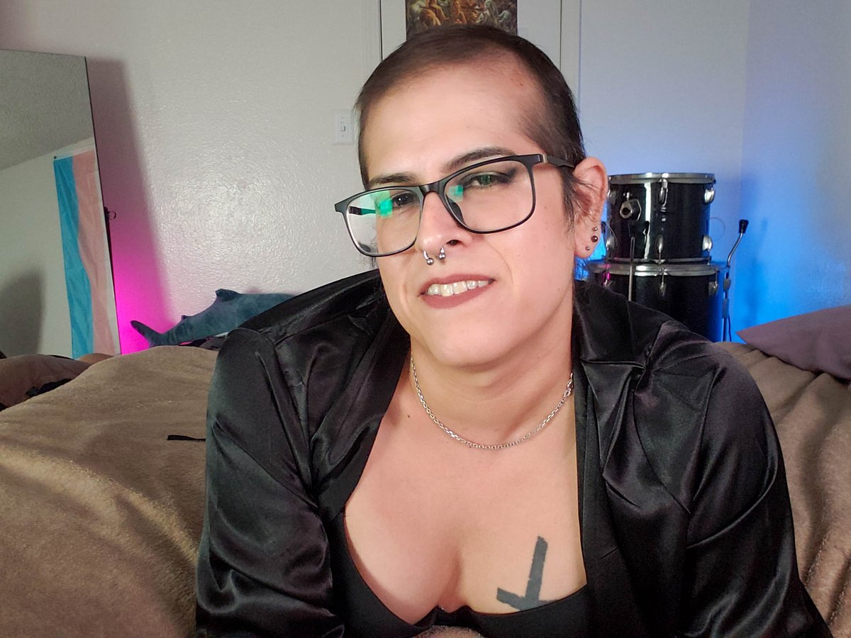 Lorealign's tweet photo. My new business casual 🥰

#transgirl #contentcreator #filmstudent #photographer https://t.co/JmwzHTmAZ2