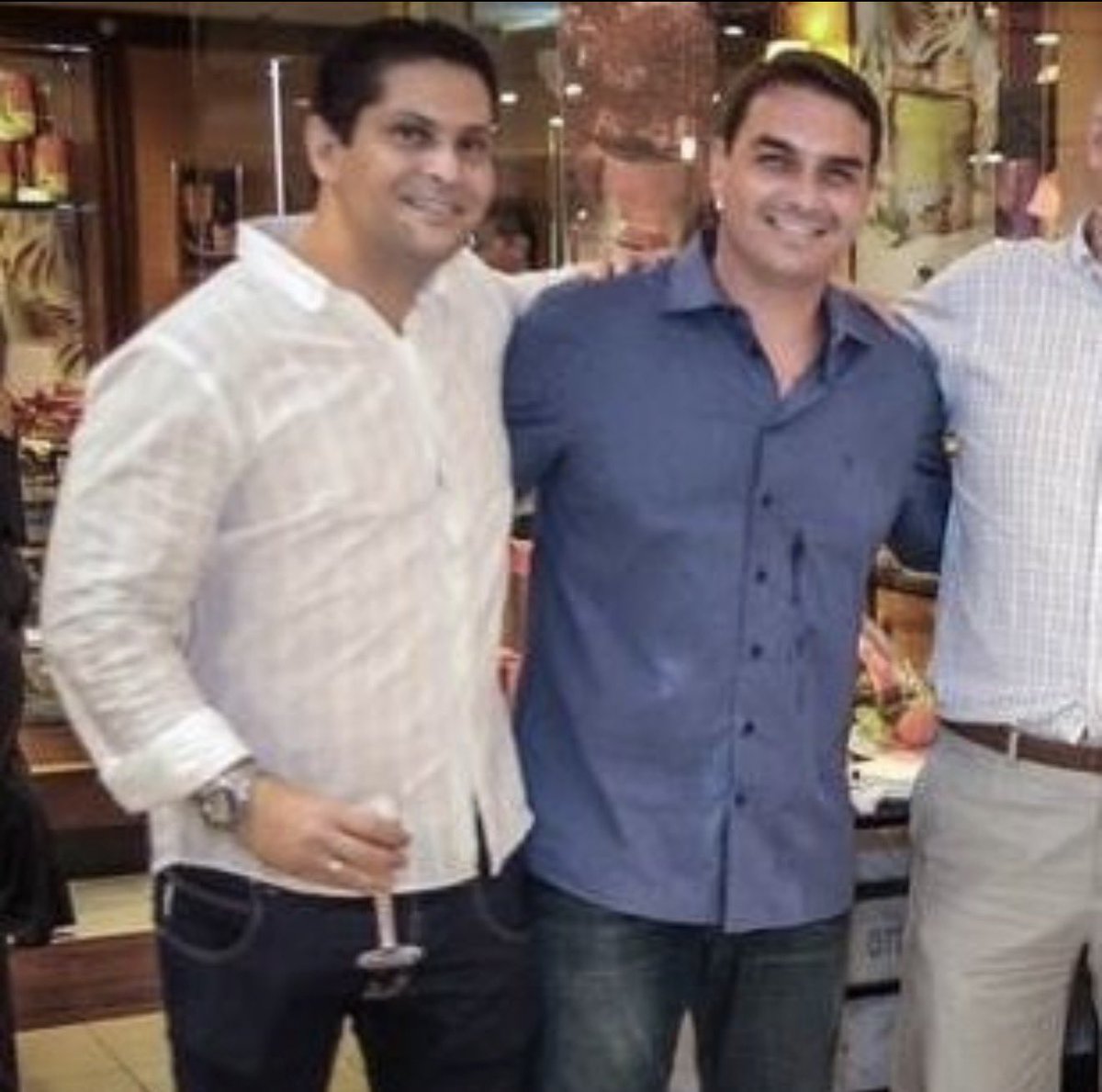 ContosDeBanana's tweet photo. Tá claro que Daniel Vorcaro e Flávio Bolsonaro são bissexuais. Era orgia, era suruba, era madame Satã, falta saber quem comia quem? https://t.co/CcB6XoO0z4