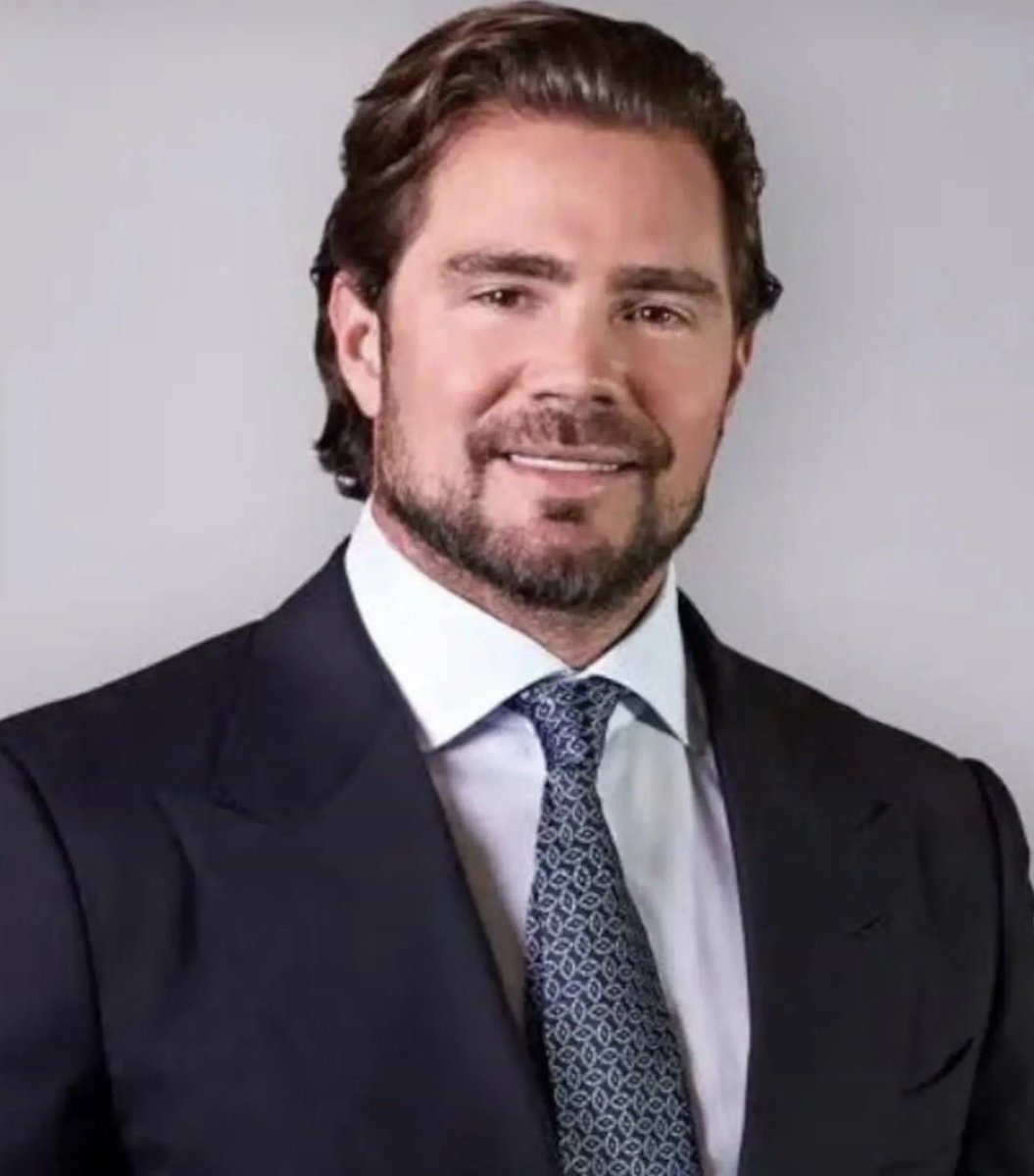 ContosDeBanana's tweet photo. Tá claro que Daniel Vorcaro e Flávio Bolsonaro são bissexuais. Era orgia, era suruba, era madame Satã, falta saber quem comia quem? https://t.co/CcB6XoO0z4