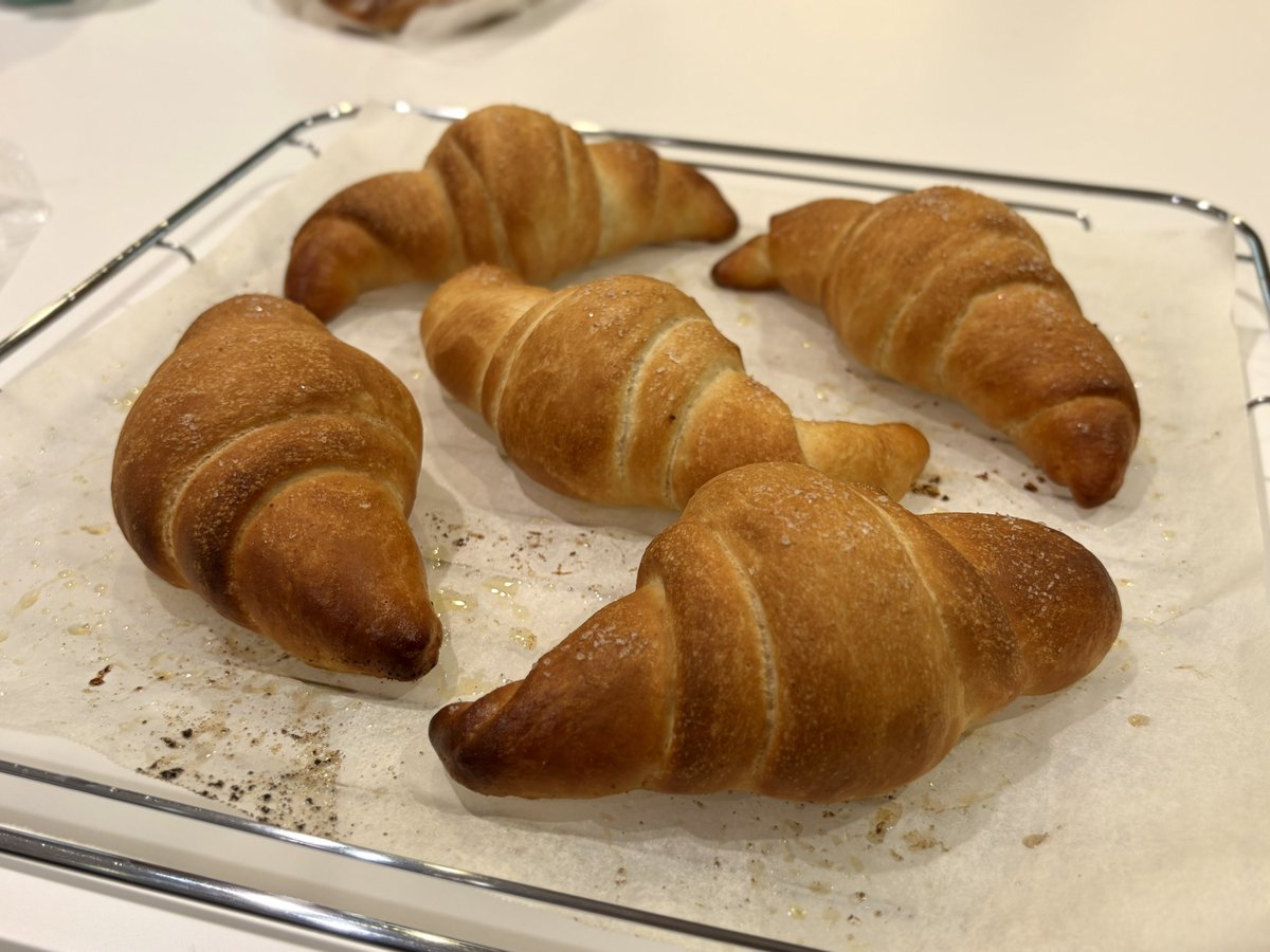 oryouri_38's tweet photo. 基礎コース7回目は塩バターロール🥐
綺麗な形にするのが難しかったけど、全粒粉を使ったのでサクッとした食感で美味しい。
まるっとしたシンプルなバターロールも作ってみたいな〜
シルバーウィークに頑張って通ったので、基礎コースも後半戦に。
#ABCクッキング https://t.co/Dt722jYimM