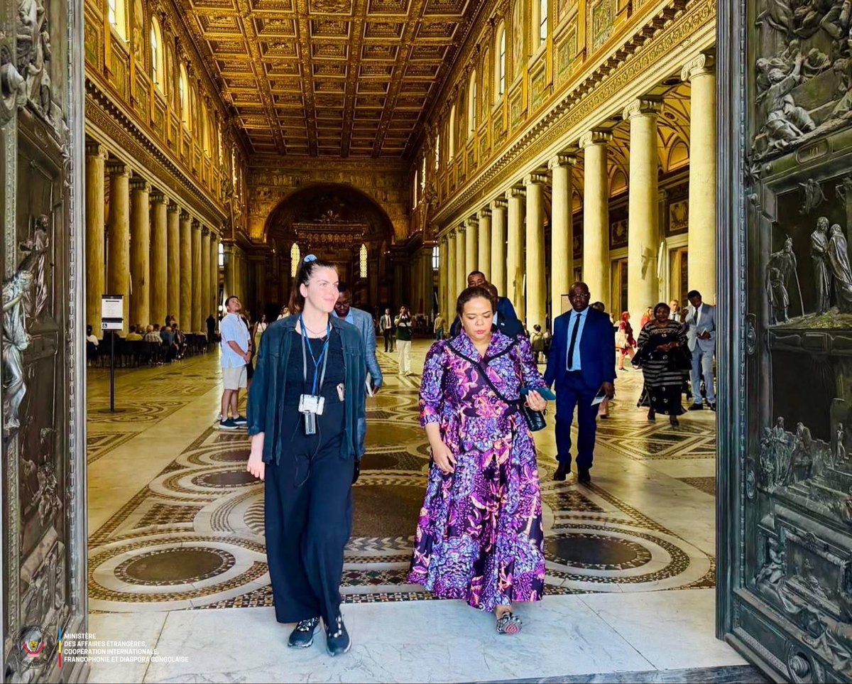RDC_Minafet's tweet photo. 🇨🇩🇻🇦 À Rome, la Ministre d’État, S.E. Mme Thérèse Kayikwamba Wagner  (@RDCongoMAE) a rendu hommage à António Manuel Nsaku Ne Vunda, envoyé en 1604 par le roi Álvaro II du Royaume Kongo auprès du Saint-Siège. Premier ambassadeur africain accrédité auprès du Vatican, il fut inhumé à Santa Maria Maggiore, où un monument lui fut consacré. Cette place d’honneur témoigne de la reconnaissance accordée à son rang et à sa mission.

La basilique abrite également les tombeaux de huit papes, dont François, qui visita la RDC en 2023, ainsi que celui de la famille Bernini. Gian Lorenzo Bernini compte parmi les sculpteurs préférés de la Ministre. Elle s’y est recueillie et a prié auprès des sépultures pontificales et de celle de l’ambassadeur.

Le Royaume Kongo, dont le territoire couvrait une partie de l’actuelle RDC, faisait déjà entendre sa voix sur la scène internationale. La place accordée à son ambassadeur dans cette basilique emblématique rappelle que notre histoire diplomatique est ancienne et que notre valeur a toujours été reconnue.

Nous sommes une nation de diplomates et de diplomatie.

@Presidence_RDC 
@PrimatureRDC 
@Com_mediasRDC