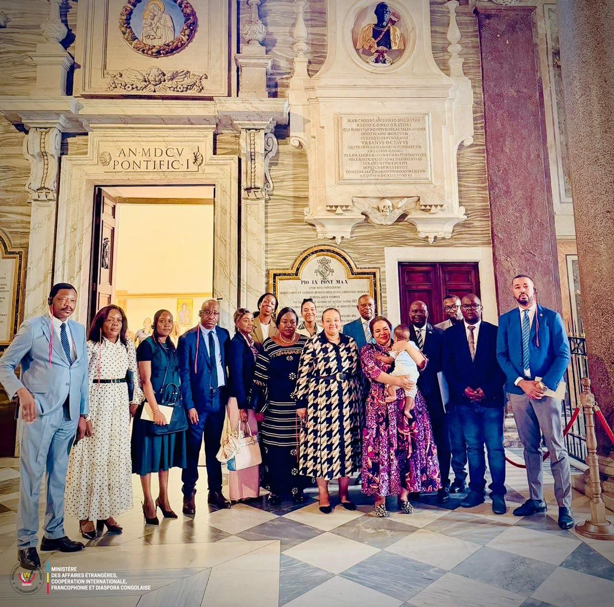 RDC_Minafet's tweet photo. 🇨🇩🇻🇦 À Rome, la Ministre d’État, S.E. Mme Thérèse Kayikwamba Wagner  (@RDCongoMAE) a rendu hommage à António Manuel Nsaku Ne Vunda, envoyé en 1604 par le roi Álvaro II du Royaume Kongo auprès du Saint-Siège. Premier ambassadeur africain accrédité auprès du Vatican, il fut inhumé à Santa Maria Maggiore, où un monument lui fut consacré. Cette place d’honneur témoigne de la reconnaissance accordée à son rang et à sa mission.

La basilique abrite également les tombeaux de huit papes, dont François, qui visita la RDC en 2023, ainsi que celui de la famille Bernini. Gian Lorenzo Bernini compte parmi les sculpteurs préférés de la Ministre. Elle s’y est recueillie et a prié auprès des sépultures pontificales et de celle de l’ambassadeur.

Le Royaume Kongo, dont le territoire couvrait une partie de l’actuelle RDC, faisait déjà entendre sa voix sur la scène internationale. La place accordée à son ambassadeur dans cette basilique emblématique rappelle que notre histoire diplomatique est ancienne et que notre valeur a toujours été reconnue.

Nous sommes une nation de diplomates et de diplomatie.

@Presidence_RDC 
@PrimatureRDC 
@Com_mediasRDC