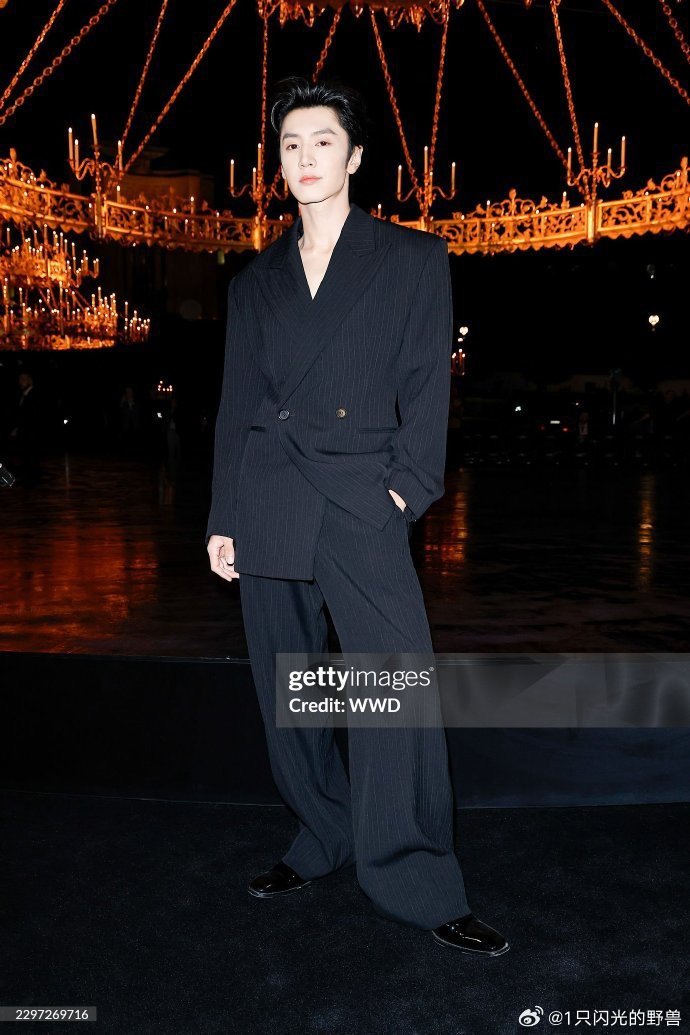 dungta31985's tweet photo. เฉินเจ๋อหย่วนในชุดสูทสีดำที่ปารีสคืนนี้คือหล่อตาแตกมาก 👀🔥🇫🇷

ZHEYUAN SHINES IN PARIS @YSL #CHENZHEYUANForYSL https://t.co/VBXkUTKU9k