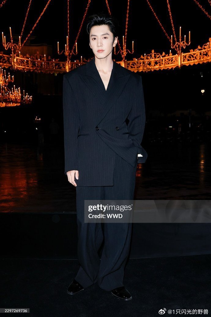 dungta31985's tweet photo. เฉินเจ๋อหย่วนในชุดสูทสีดำที่ปารีสคืนนี้คือหล่อตาแตกมาก 👀🔥🇫🇷

ZHEYUAN SHINES IN PARIS @YSL #CHENZHEYUANForYSL https://t.co/VBXkUTKU9k