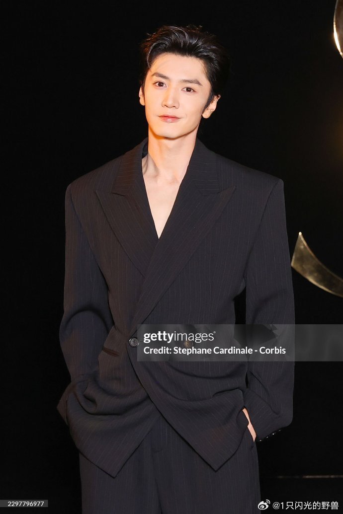 dungta31985's tweet photo. เฉินเจ๋อหย่วนในชุดสูทสีดำที่ปารีสคืนนี้คือหล่อตาแตกมาก 👀🔥🇫🇷

ZHEYUAN SHINES IN PARIS @YSL #CHENZHEYUANForYSL https://t.co/VBXkUTKU9k