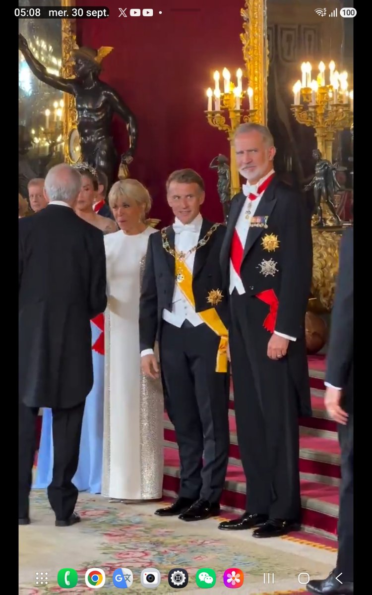 FrancoiDucrocq's tweet photo. Est ce que vous voyez beaucoup de chefs d’Etat se déguiser régulièrement en roi pour participer à des banquets et cérémonies dans les palais ?
Il s'est promené à nos frais dans les monarchies du Danemark, Belgique, Pays-Bas, Suède, Maroc, Royaume-Uni, Espagne... juste pour bouffer, distribuer ses cadeaux et pérorer sur sa campagne de Russie.
Qu’en ont retiré les Français ? 
Il nous laisse, dit l’INSEE, 3595 milliards de dette à ce jour,  135  milliards de plus depuis le début de l’année. Même en doublant l'impôt sur le revenu (95 milliards), on ne peut plus éponger ce délire.
Pour juste payer les intérêts de la dette, il faudra débourser l’an prochain 91 milliards d’euros.