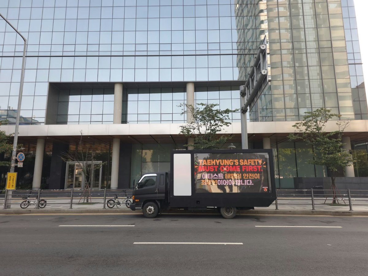 VPeru_support's tweet photo. 🚨 El camión LED organizado por las fans de Taehyung ya se encuentra en estos momentos frente a HYBE exigiendo que se tomen en serio las amenazas contra Taehyung y se garantice su seguridad.

Por favor continúen difundiendo esta situación, enviando correos a HYBE y etiquetando a HYBE/BIGHIT MUSIC, la seguridad de Taehyung tiene que ser prioridad  no paren hasta recibir una respuesta‼️

WE DEMAND HYBE/BIGHIT TAKE THESE THREATS SERIOUSLY!

@HYBEOFFICIALtwt @bts_bighit 

PROTECT TAEHYUNG 
PROTECT YOUR ARTIST
BIGHIT AND HYBE TAKE ACTION
#ProtectTaehyung #ProtectYourArtist

🔗: https://t.co/DNlocbQaD7