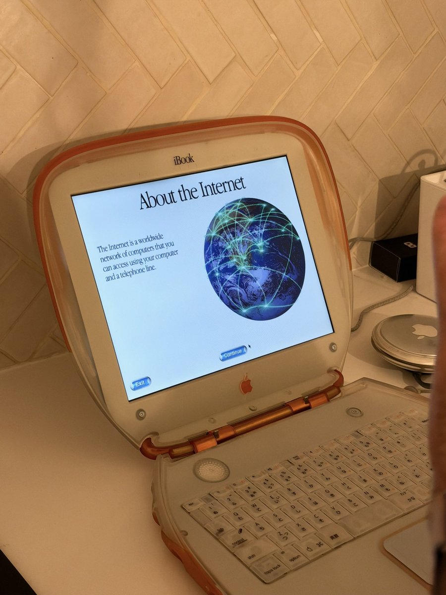 m1guelpf's tweet photo. TIL the onboarding for macOS 9 had a whole section explaining what the internet is and how it works https://t.co/Kur74pEYch