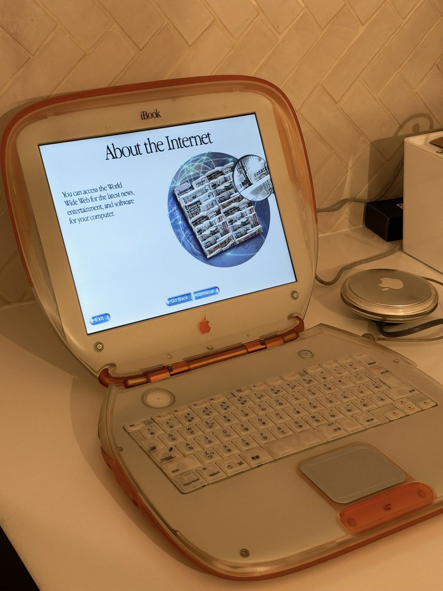 m1guelpf's tweet photo. TIL the onboarding for macOS 9 had a whole section explaining what the internet is and how it works https://t.co/Kur74pEYch