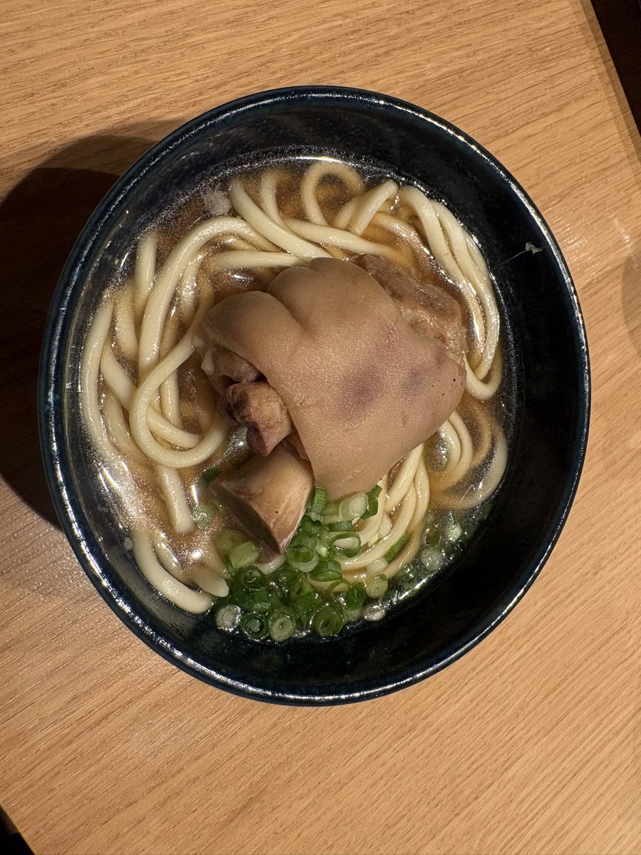 TONARI_kyuujin's tweet photo. 皆様、こんにちは〜！🙌🏻✨

本日はバタバタしていたら、
気づけばもうお昼になってしまいました…！😂💦
ご挨拶が遅くなり申し訳ありません🙇🏻‍♀️

本日の墨田区は雨模様☔️
最高気温21℃、最低気温18℃予想です！

昨日に引き続き少し肌寒いので、
体調を崩さないように気をつけて過ごしましょう🌿

そして今日もシルバーウィークの思い出を少しだけ✈️📸

今回は旅行中に食べたご飯をおすそ分けです🤤🍴✨

旅行の楽しみといえば、
やっぱり現地で食べる美味しいご飯も外せません😂

初めて『てびち』を食べたのですが、ぷるっとしててお肌にとっても良さそうでした✨

写真を見返しているだけで、
また食べたくなってきました…🤣

午後からになってしまいましたが、
本日もよろしくお願いいたします！💪🏻✨

#企業公式 #企業公式がお昼の挨拶を言い合う #墨田区 #水曜日 #旅行 #旅行グルメ 
#旅の思い出 #企業公式相互フォロー #企業公式秋のフォロー祭り #TONARI #上京 #20代上京 #都心