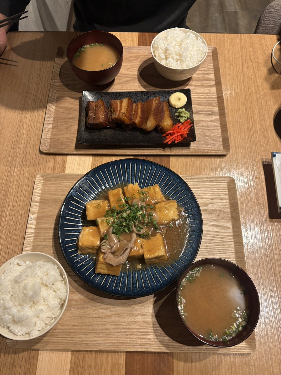 TONARI_kyuujin's tweet photo. 皆様、こんにちは〜！🙌🏻✨

本日はバタバタしていたら、
気づけばもうお昼になってしまいました…！😂💦
ご挨拶が遅くなり申し訳ありません🙇🏻‍♀️

本日の墨田区は雨模様☔️
最高気温21℃、最低気温18℃予想です！

昨日に引き続き少し肌寒いので、
体調を崩さないように気をつけて過ごしましょう🌿

そして今日もシルバーウィークの思い出を少しだけ✈️📸

今回は旅行中に食べたご飯をおすそ分けです🤤🍴✨

旅行の楽しみといえば、
やっぱり現地で食べる美味しいご飯も外せません😂

初めて『てびち』を食べたのですが、ぷるっとしててお肌にとっても良さそうでした✨

写真を見返しているだけで、
また食べたくなってきました…🤣

午後からになってしまいましたが、
本日もよろしくお願いいたします！💪🏻✨

#企業公式 #企業公式がお昼の挨拶を言い合う #墨田区 #水曜日 #旅行 #旅行グルメ 
#旅の思い出 #企業公式相互フォロー #企業公式秋のフォロー祭り #TONARI #上京 #20代上京 #都心