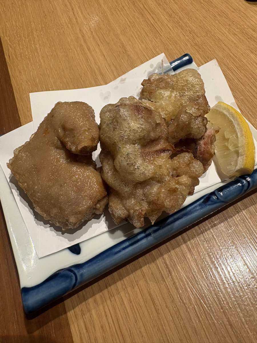 TONARI_kyuujin's tweet photo. 皆様、こんにちは〜！🙌🏻✨

本日はバタバタしていたら、
気づけばもうお昼になってしまいました…！😂💦
ご挨拶が遅くなり申し訳ありません🙇🏻‍♀️

本日の墨田区は雨模様☔️
最高気温21℃、最低気温18℃予想です！

昨日に引き続き少し肌寒いので、
体調を崩さないように気をつけて過ごしましょう🌿

そして今日もシルバーウィークの思い出を少しだけ✈️📸

今回は旅行中に食べたご飯をおすそ分けです🤤🍴✨

旅行の楽しみといえば、
やっぱり現地で食べる美味しいご飯も外せません😂

初めて『てびち』を食べたのですが、ぷるっとしててお肌にとっても良さそうでした✨

写真を見返しているだけで、
また食べたくなってきました…🤣

午後からになってしまいましたが、
本日もよろしくお願いいたします！💪🏻✨

#企業公式 #企業公式がお昼の挨拶を言い合う #墨田区 #水曜日 #旅行 #旅行グルメ 
#旅の思い出 #企業公式相互フォロー #企業公式秋のフォロー祭り #TONARI #上京 #20代上京 #都心