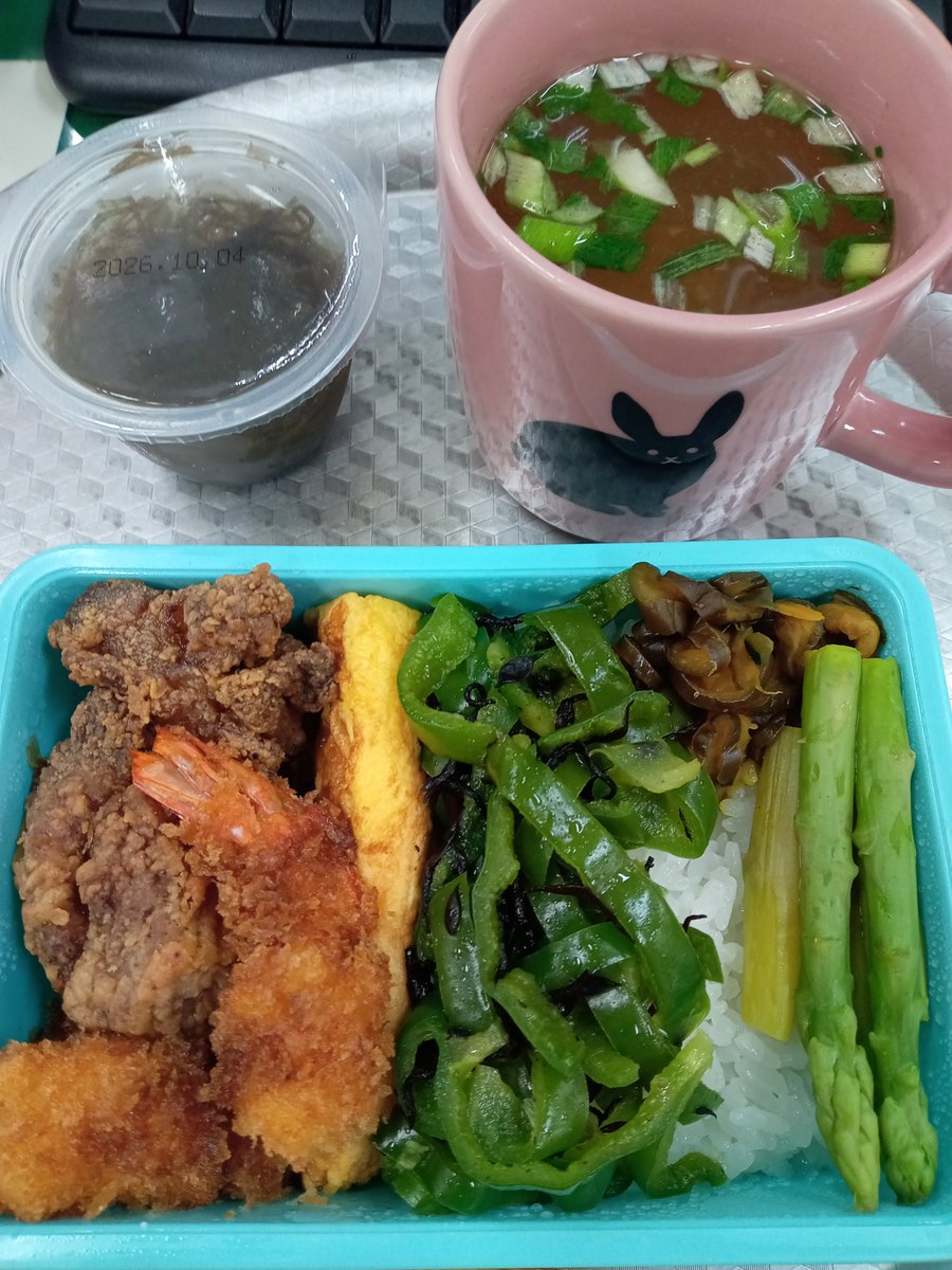 cherrymarch's tweet photo. 今日のおべんとう。本日もぎゅうぎゅう詰めです。鶏からあげ、えびフライ、卵焼き、ピーマン塩ひじきあえ、茹でアスパラ、きゅうり漬け、ごはん、もずく酢、みそ汁。月末なのでやること多い。明日から10月。ということはあと3ヶ月で来年…。 https://t.co/dgdaV6Rfk6