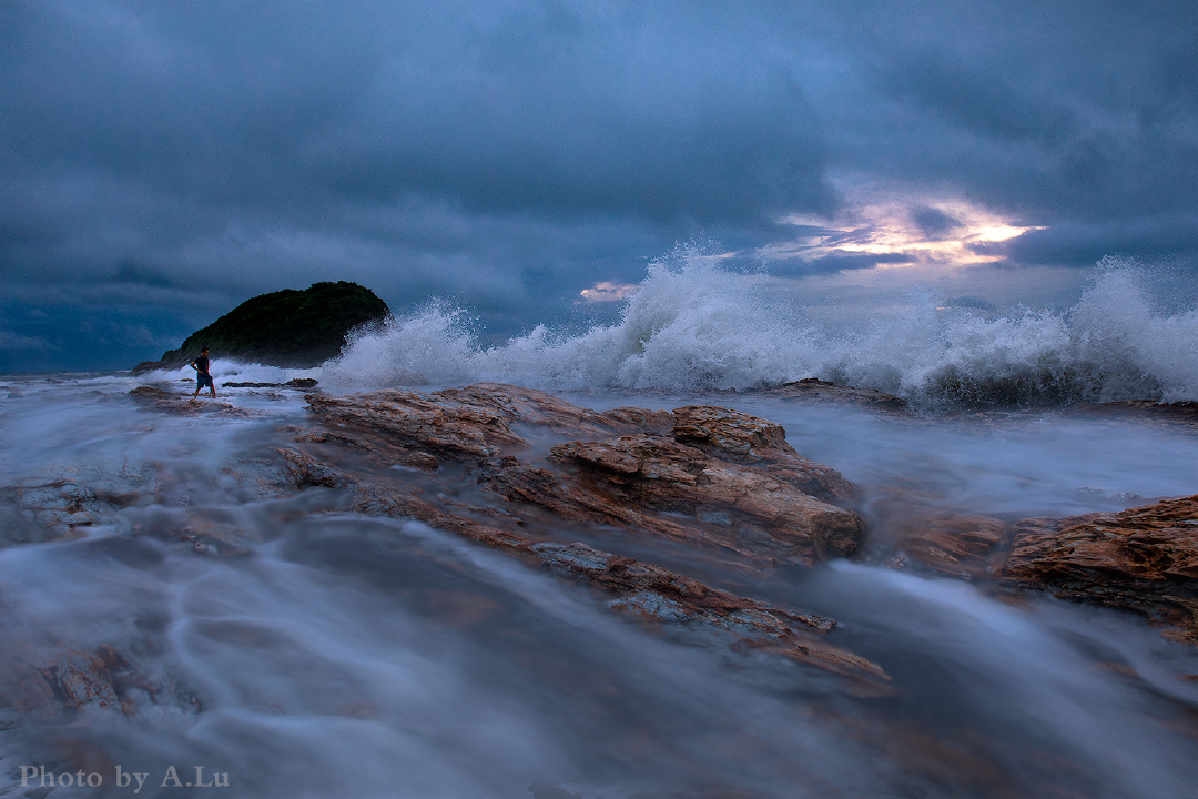 pDKyAIHfBjIkWpA's tweet photo. The surging waves tossed my crutches as the lame guy struggled through the shoreline tides. https://t.co/82GUafjiZZ