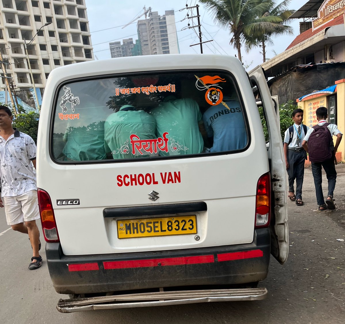 Onkarambavane's tweet photo. किड्या-मुंग्यांसारखं जगणं आपल्याला लहान वयापासूनच शिकायला मिळतं..

गाडीत १४-१५ मुलं होती. पालक-व्हॅन चालक-RTO सर्वांना यात काहीच चुकीचं वाटत नाही. राज्यभर अशा हजारो गाड्या-रिक्षा रोज मुलांची वाहतूक करतात. 

@PratapSarnaik @MMVD_RTO इकडे लक्ष द्या. https://t.co/xfZXv7SGmh
