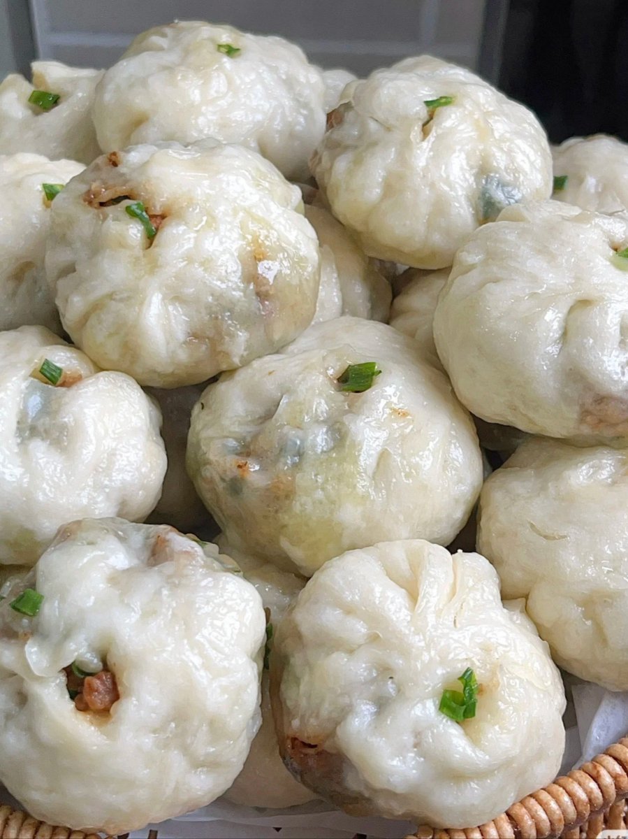 xeonxae's tweet photo. Just a casual bite of xiao long bao, no need for 馅八蚜邓 to ruin the tasty treat! https://t.co/D6HoGE3ohf
