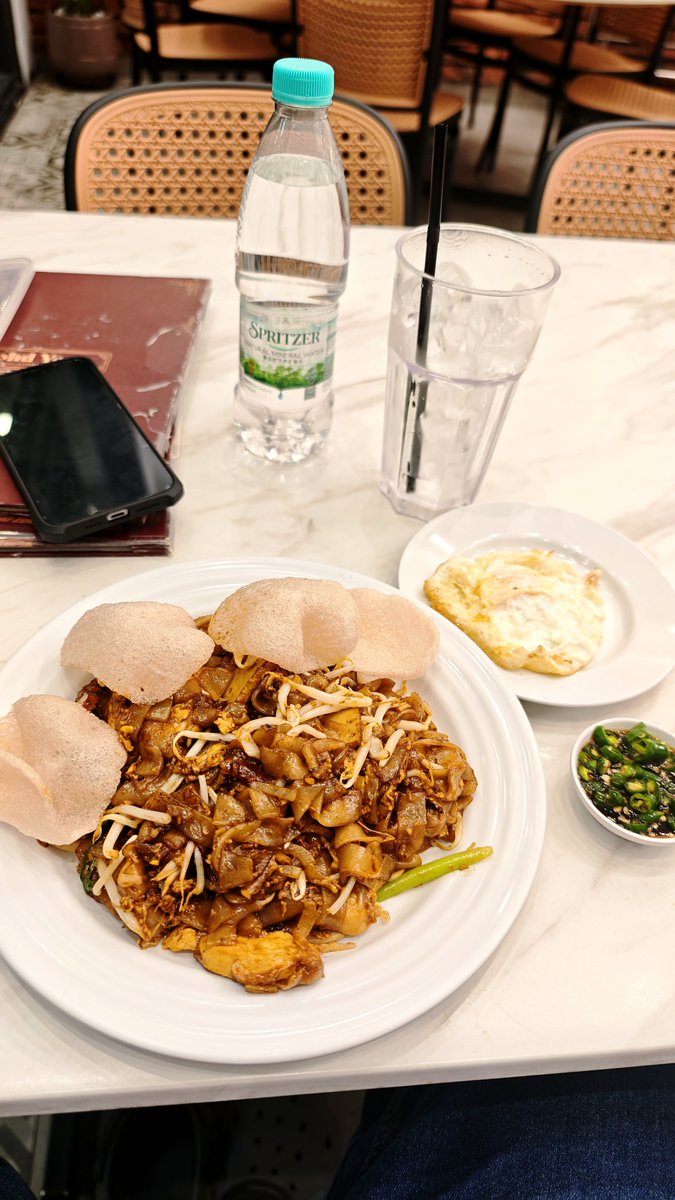 1Mdweller's tweet photo. Kuayteow goreng ayam sedap . Dan telur mata add on. Saya suka pedas ya.  Come join me. 😋 https://t.co/LOPMLWLPCx