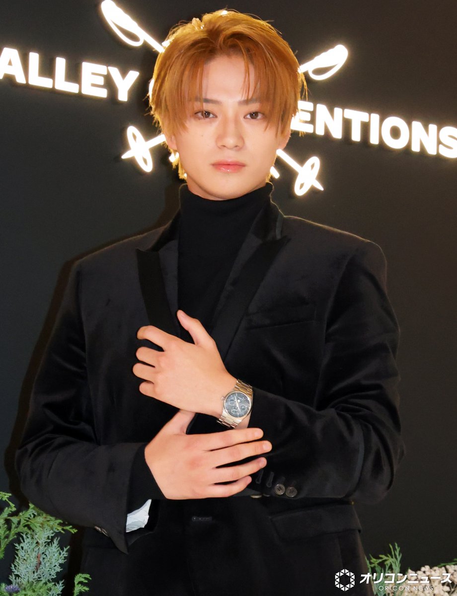 oricon's tweet photo. 岩瀬洋志、鈴木亮平の“一発OK”に刺激
「夜中の寒い時期に半袖で…」 
⠀
金髪映えるファッション披露❗️
身につけた高級時計は約800万円
https://t.co/4vM6Ztm0MP
⠀
ジャガー・ルクルト 没入型体験イベント
『VALLEY OF INVENTIONS-発明の渓谷』展 https://t.co/WpjaXd3Nvn