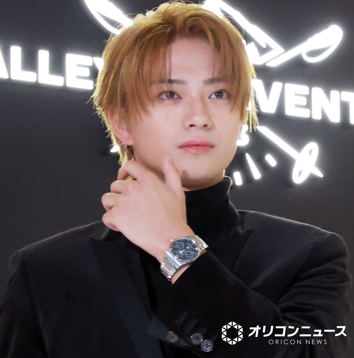 oricon's tweet photo. 岩瀬洋志、鈴木亮平の“一発OK”に刺激
「夜中の寒い時期に半袖で…」 
⠀
金髪映えるファッション披露❗️
身につけた高級時計は約800万円
https://t.co/4vM6Ztm0MP
⠀
ジャガー・ルクルト 没入型体験イベント
『VALLEY OF INVENTIONS-発明の渓谷』展 https://t.co/WpjaXd3Nvn