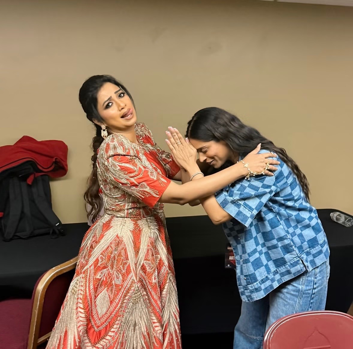 muzix16's tweet photo. Shreya Ghoshal with Lara Raj, and Lilly Singh. https://t.co/ZDUV0wzjNj