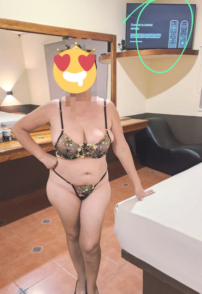 Betoperezg's tweet photo. La madurita salió con una amiga🤑🥰💅🤫🥴 pero me dice que no se ve la pantalla de su cuarto 🤑🥰💅😂📷👮🍺y me mandó la foto 📷🥴🤔🎉🏃🤪 que sera lo que pasa👫👌🤘📷🤪🤑🤫?? Y aparte ese sillón de atrás se me hace raro😂💅😵‍💫🤦🫣🤔 https://t.co/WESZh2NrfS