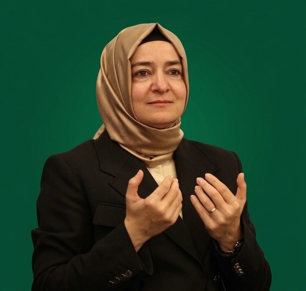 avhyildirimer's tweet photo. "CHP, Uşak Belediye Başkanı ÖZKAN YALIM' ı hemen ihraç etmedi" diye CHP' yi topa tutan AKP' liler, nedense FATMA BETÜL SAYAN KAYA' yı hala AKP' den ihraç edemediler.. https://t.co/fG6RYANKMw