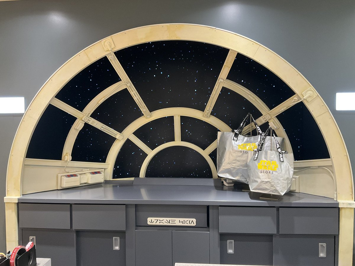 starwarsweblog's tweet photo. 日本初の『スター・ウォーズ』常設オフィシャルストア「STAR WARS STORE by BENELIC 池袋パルコ店」の内覧会に伺いました！店内は帝国軍、ネヴァロ、タトゥイーン、ミレニアム・ファルコンからインスパイアされた4つの内装で、テーマ性のある売り場です！
#スターウォーズストア #STARWARSSTORE https://t.co/ohLX0SJFvt