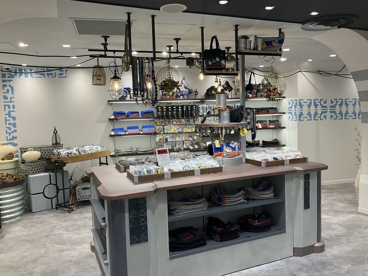 starwarsweblog's tweet photo. 日本初の『スター・ウォーズ』常設オフィシャルストア「STAR WARS STORE by BENELIC 池袋パルコ店」の内覧会に伺いました！店内は帝国軍、ネヴァロ、タトゥイーン、ミレニアム・ファルコンからインスパイアされた4つの内装で、テーマ性のある売り場です！
#スターウォーズストア #STARWARSSTORE https://t.co/ohLX0SJFvt