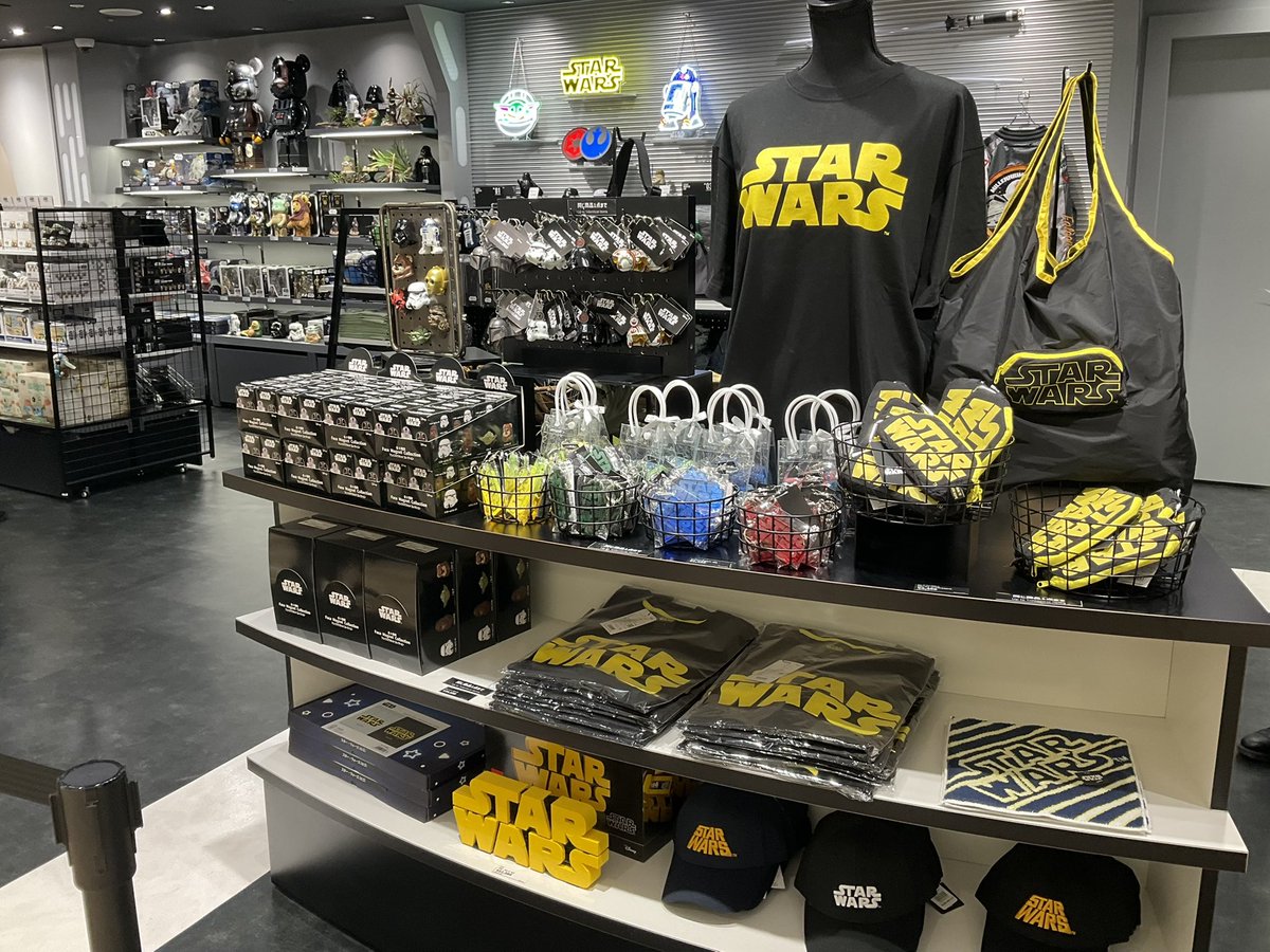 starwarsweblog's tweet photo. 日本初の『スター・ウォーズ』常設オフィシャルストア「STAR WARS STORE by BENELIC 池袋パルコ店」の内覧会に伺いました！店内は帝国軍、ネヴァロ、タトゥイーン、ミレニアム・ファルコンからインスパイアされた4つの内装で、テーマ性のある売り場です！
#スターウォーズストア #STARWARSSTORE https://t.co/ohLX0SJFvt