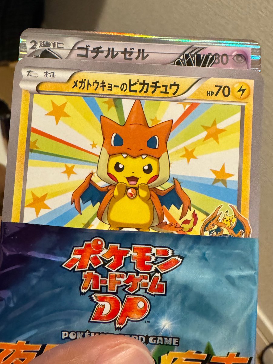 wasp_08's tweet photo. 全然別の10年以上前のグッズを探してたらなんかあったんだけど、お小遣いになるかな🥺
収入ゼロ女だからお金欲しいVSかわいいから手離したくない https://t.co/43lFVRWxRj