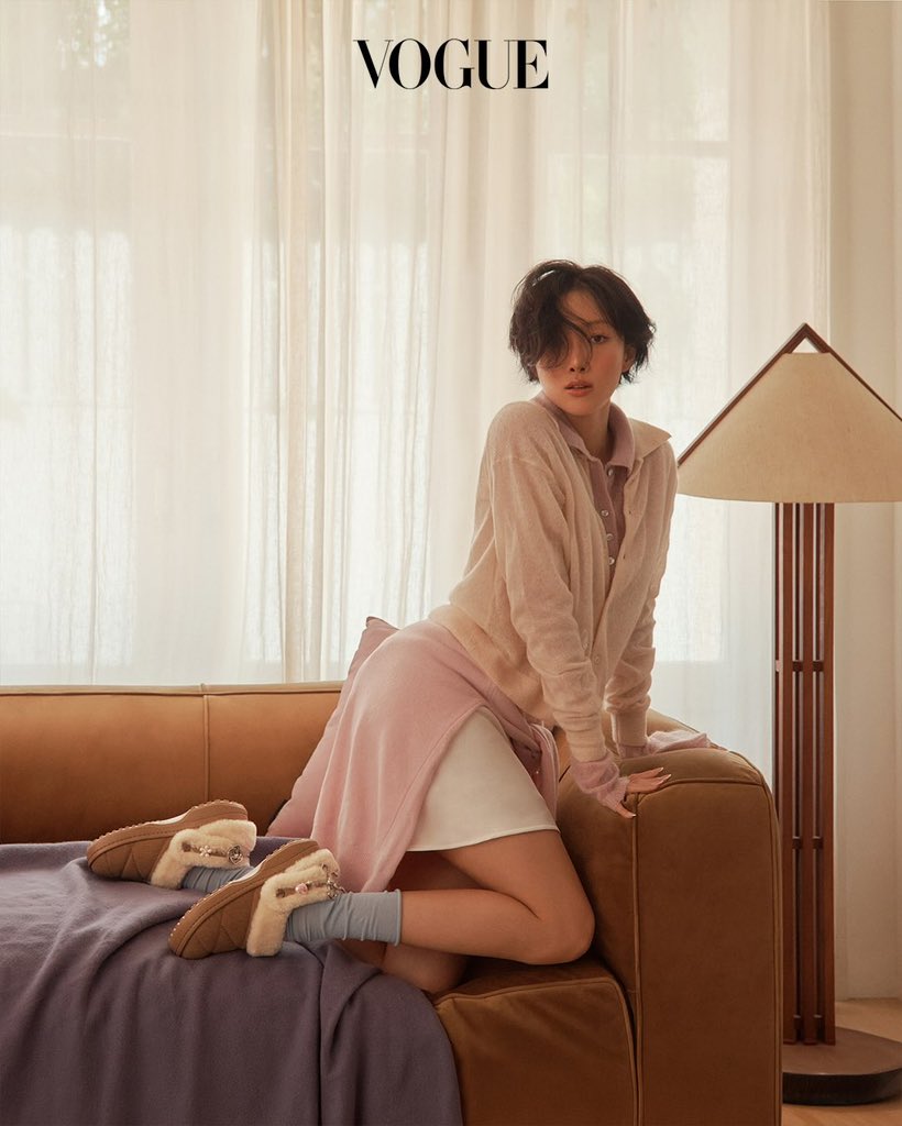 hyejinzm's tweet photo. HWASA X CROCS FOR VOGUE KOREA 🔥

#HWASA #화사 https://t.co/8ZGlFVdMJS