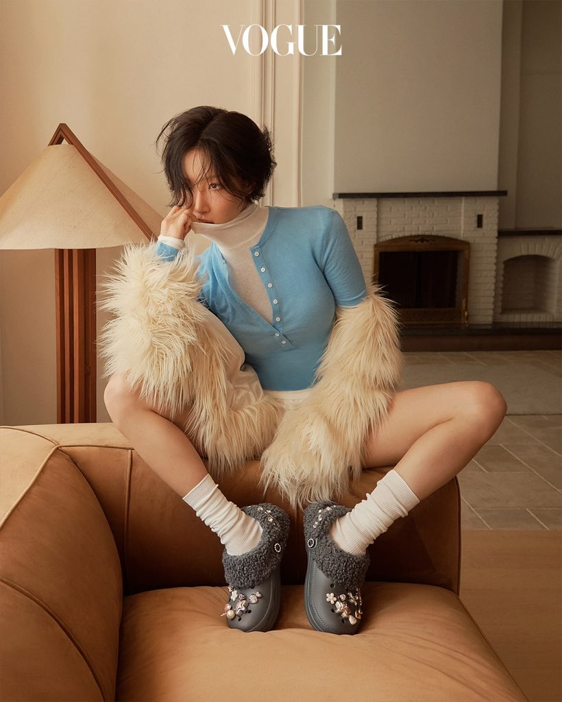 hyejinzm's tweet photo. HWASA X CROCS FOR VOGUE KOREA 🔥

#HWASA #화사 https://t.co/8ZGlFVdMJS