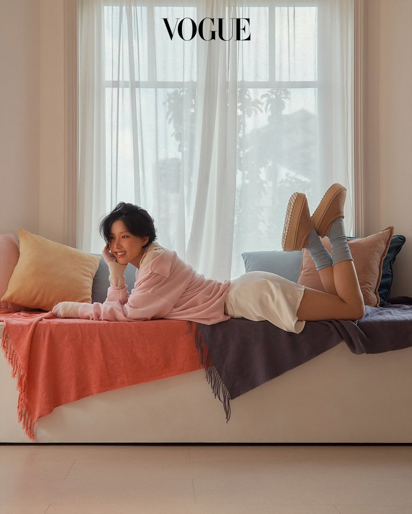 hyejinzm's tweet photo. HWASA X CROCS FOR VOGUE KOREA 🔥

#HWASA #화사 https://t.co/8ZGlFVdMJS