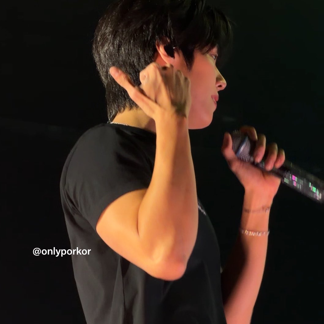 onlyporkor's tweet photo. แขนเสื่อร้องขอชีวิตแล้วพี่🥵🥵
• #into_REM_in_BKK #NFlying #엔플라잉 #NFlyinginBkk • https://t.co/CToJ35AZOw
