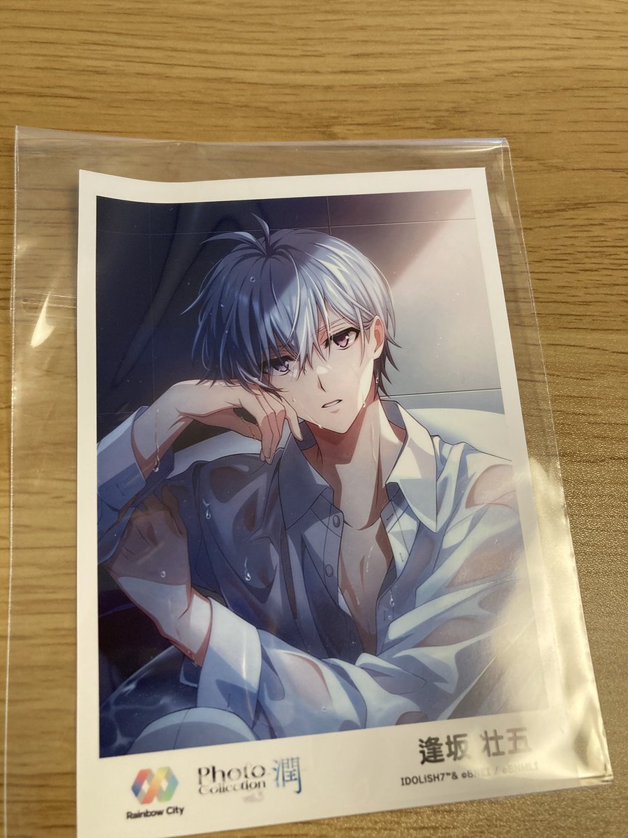 keiogata's tweet photo. (アイナナ)
飯前に撮影しちゃったのであげますw
千さん・・ダンボール下地でごめんだけど耐久性？は1番なので(笑)
潤シリーズ、ラブゲ組と陸くんと千さん🥰
千さんはXで公開された時変な声出そうでしたww
保存用のうちの1枚そーちゃん左上折れちゃった💦しかしこのシリーズ絵柄皆良かったな(っ ॑꒳ ॑c) https://t.co/3kysURPK6k