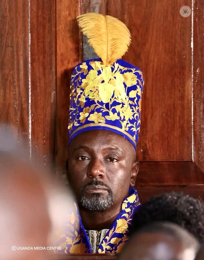 SemujjuSadat's tweet photo. The crown has a name. 

His Majesty Omukama Edward Rukidi Nyabongo Iv https://t.co/Y7Ywz6OCpP
