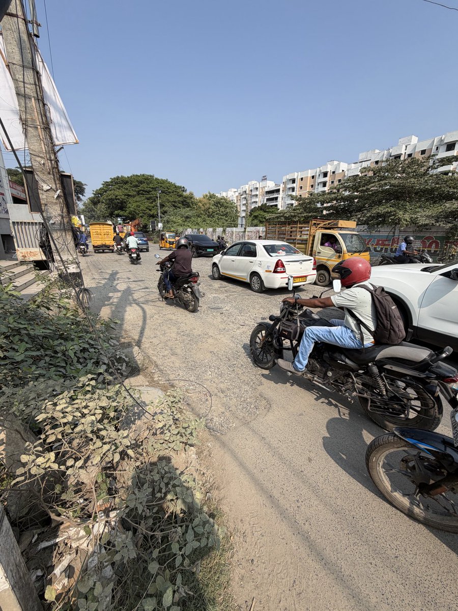 vishkrish7's tweet photo. This is the status of the road in Thirumudivakam SIDCO, a major manufacturing Hub! 

Please take action @CMOTamilnadu @Keerthana4VNR 

@UpdatesChennai help amplify please! 
It is embarrassing to bring in foreigners through this road! https://t.co/qMq8Q1sJ47