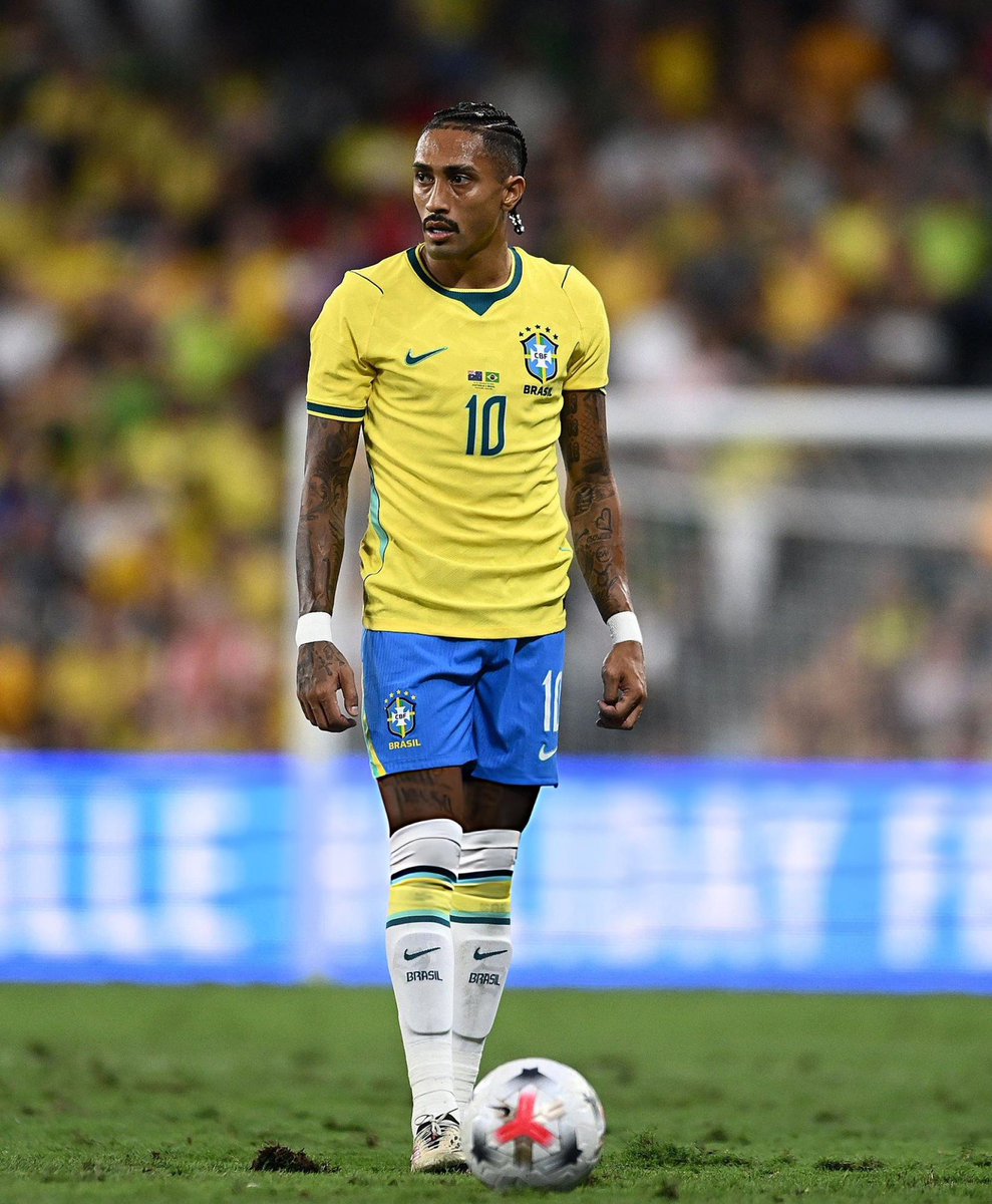 VisionBlaugrana's tweet photo. ❗️Raphinha n'a eu qu'un léger œdème à la cuisse droite, sans lésion diagnostiquée.

Par précaution, le numéro 10 a été écarté du match amical contre l'Inde et retournera à Barcelone. 🛫🇪🇸

(@geglobo) https://t.co/9FywUsl0i0