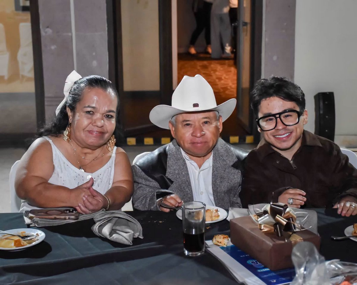 Lizwllo's tweet photo. Les propongo algo, dejemos diferencias y apoyemos a la mamá de Abelito para que se haga justicia. Unamos fuerzas los fans de Aaron, Aldo, Elaine y todos los que se quieran unir. En México y en cualquier parte del mundo a la madre se respeta. Basta ya! 🤬

TODOS CON DOÑA CRISTINA https://t.co/VfmKz1JpCN