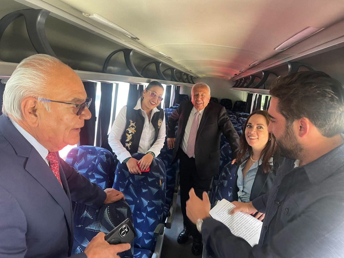 DGCFT_oficial's tweet photo. 📍Dimos un paso fundamental con la Cámara Nacional del Autotransporte de Pasaje y Turismo (@CANAPAT ), quienes realizaron la donación de un autobús a nuestra #DGCFT . Leer nota en: https://t.co/nbEeMEppHG
#CECATI #ICAT #FormaciónParaElTrabajo @SEP_mx @fgymexico https://t.co/irXmNQ1B0M