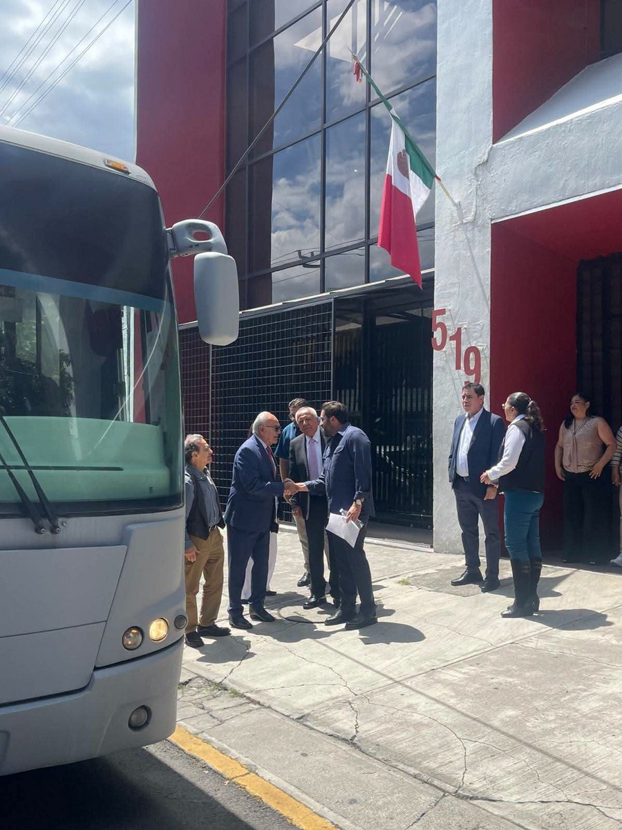 DGCFT_oficial's tweet photo. 📍Dimos un paso fundamental con la Cámara Nacional del Autotransporte de Pasaje y Turismo (@CANAPAT ), quienes realizaron la donación de un autobús a nuestra #DGCFT . Leer nota en: https://t.co/nbEeMEppHG
#CECATI #ICAT #FormaciónParaElTrabajo @SEP_mx @fgymexico https://t.co/irXmNQ1B0M